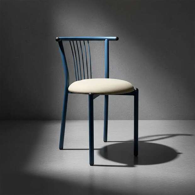 Dark blue iron chair with a beige base - Gallery 1